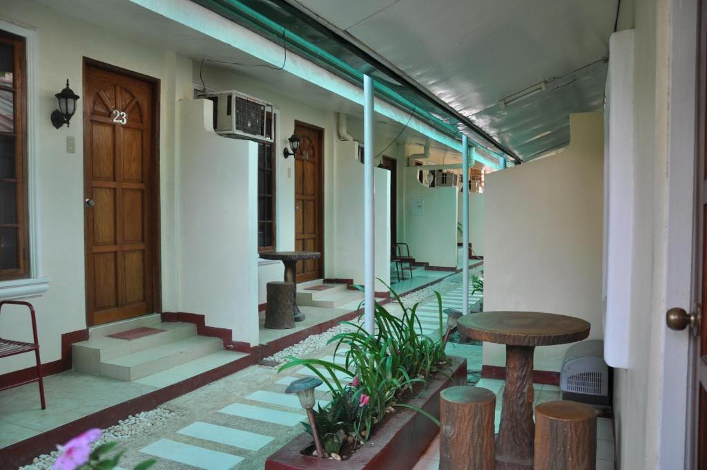 D'Lucky Garden Inn & Suites Tiniguiban Oda fotoğraf